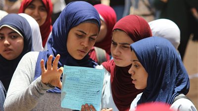 طلاب الثانوية العامة بشعبتيها يؤدون امتحان مادتى الاقتصاد والاحصاء