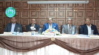 محافظ سوهاج يلتقي مسئولى المدارس الخاصة بالمحافظة