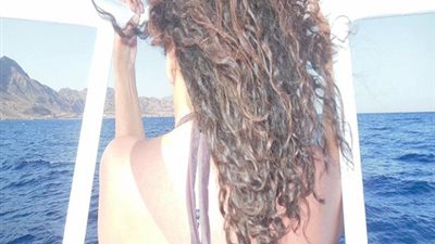 شاهد..استاذة جامعية تطلب علنا زجاجة