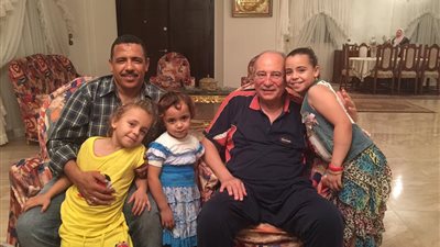 ولي أمر يهنئ ابنته بعد حصولها علي الدرجات النهائية بالصف الخامس الابتدائي في سوهاج