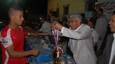 رئيس جامعة جنوب الوادي يشهد ختام دورة الشهيد أحمد عبد الفتاح بدشنا