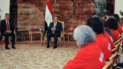 السيسى عبر تويتر: أثق فى قدرات المنتخب المصرى بكأس العالم