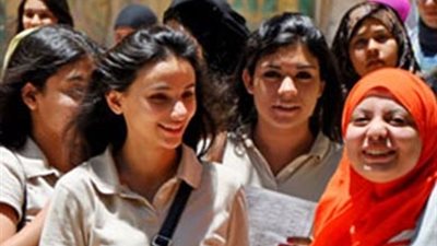 طلاب الثانوية العامة يؤدون امتحان الجبر والهندسة الفراغية