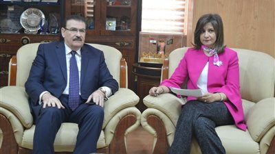 وزيرة الهجرة تبحث تجديد إقامة المهندسين المصريين بالكويت مع نقيب المهندسين 