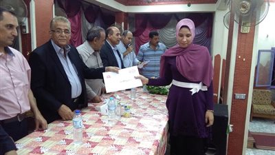 وكيل أول المعلمين يكرم حفظة القرءان الكريم من أبناء المعلمين بكوم حمادة