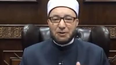 بالفيديو.. دار الإفتاء تكشف حكم الجمع بين صلاة العيد والجمعة 