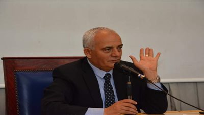 رئيس امتحانات الثانوية يتابع لجان مدرسة عاطف الإسلامبولى بالبدرشين