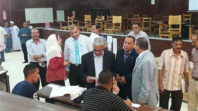 رئيس جامعة جنوب الوادي يتفقد امتحانات الدراسات العليا بكلية التربية