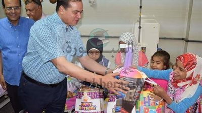 هدايا ولُعب لاطفال مرضي الكلي بمستشفي سوهاج الجامعي.. بمناسبة عيد الفطر المبارك