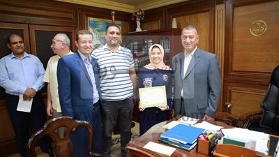 محافظ كفرالشيخ يكرم الطالبة 