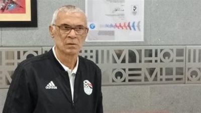 كوبر يودع لاعبى المنتخب الوطني بالدموع ويعانق مساعديه فى مطار القاهرة