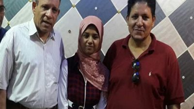 مدير تعليم سيدي سالم يهنيء الطالبة الأولى على الجمهورية في التعليم الفني