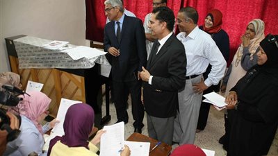 رئيس جامعة جنوب الوادي يتفقد اختبارات القدرات بكليتي التربية الرياضية والنوعية