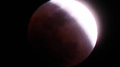 البحوث الفلكية:27 يوليو 2018 اكبر كسوف كلى للقمر وتشهده مصر لمدة  103 دقائق