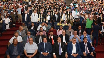 محافظ سوهاج ورئيس الجامعة يشهدان حفل تخريج الدفعة السادسة لطلاب كلية الهندسة 