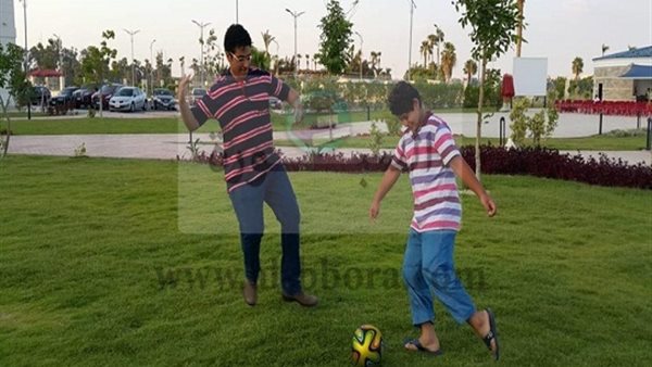 شوكت يلعب مع شقيقة