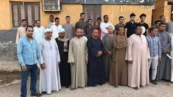 وقفة الاهالى امام