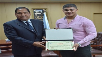 محافظ الغربية يكرم لاعب المنتخب المصرى للسومو .. صور 