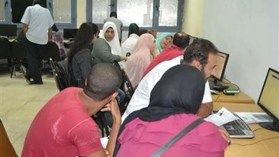 استمرار توافد طلاب الثانوية العامة بالمرحلة الثالثة بمعامل جامعة عين شمس فى التنسيق الإلكتروني