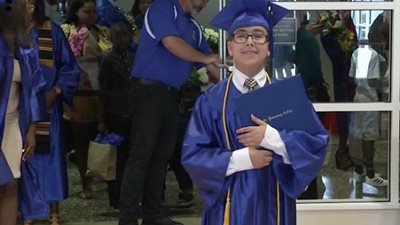 طفل عمره 11 عاما يحصل على شهادة جامعية