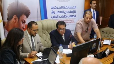 عبدالغفار يشهد المسابقة المركزية للاختبار المعرفي الالكتروني الموحد لكليات الطب بالجامعات  