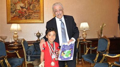 شوقى يكرم طالب فى الصف الثانى الابتدائى.. اخترع سيارة لحل مشاكل المرور