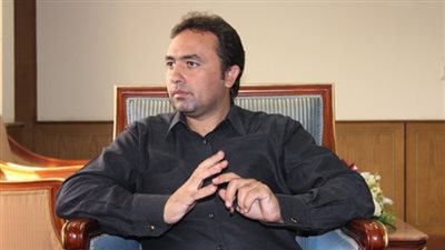 محمد عمر: أصول بالمليارات لزيادة المرتبات    