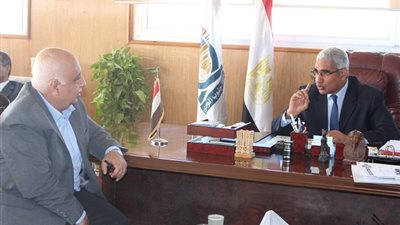 بالصور.. رئيس جامعة جنوب الوادى يستقبل اللواء هشام الحلبى الخبير الاستراتيجى