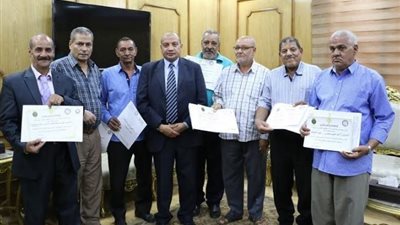 مجلس جامعة بنى سويف يكرم الموظفين المحالين على المعاش