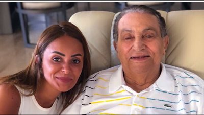 صورة الرئيس الأسبق مبارك تستحوذ على رواد 