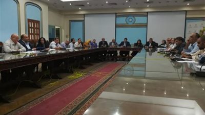 ماذا قال محمد عمر عن كيفية حلول مشاكل المعلمين ومكافآت الامتحانات والبدلات والحوافر فى اللقاء الأسبوعى؟