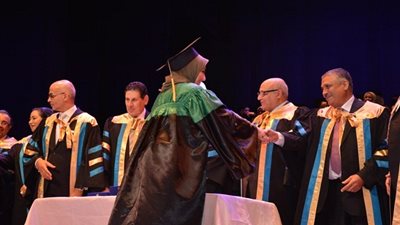 رئيس جامعة عين شمس يشهد حفل تخرج الدفعة الثامنة عشر لكلية طب الأسنان   