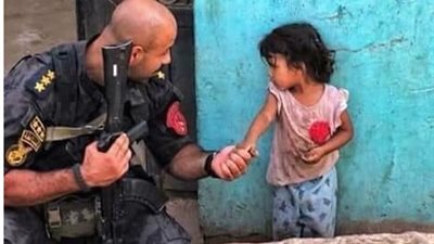 من هو ضابط الشرطة صاحب الصورة التى هزت عرش السوشيال ميديا خلال الساعات الماضية؟