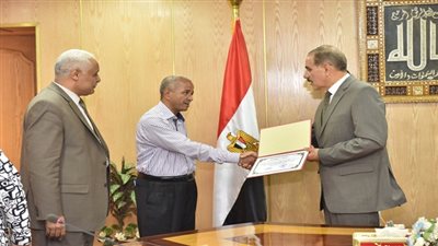 مدير مدرسة بأسيوط ينظف الفصول ويمسحها.. والمحافظ يكرمه ويقول (ياريت نشارك للنهوض بمؤسساتنا التعليمية).. صور