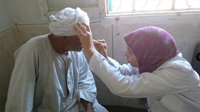 جامعة جنوب الوادي تنظم قافلة طبية بشرية بقرية الطويرات 
