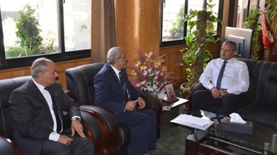 محافظ الإسماعيلية يستعرض تفعيل مشروع التغذية المدرسية