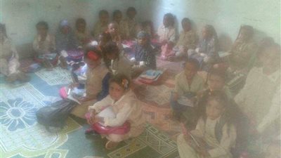 تلاميذ اسوان يفترشون الحصير.. والتعليم 