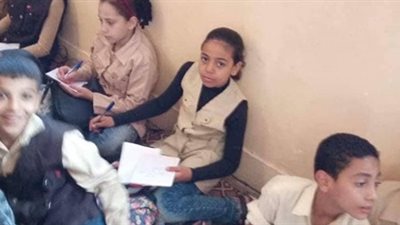 اقالة مدير مدرسة بعد تصويره الطلاب يفترشون الأرض فى الفصول