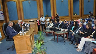 بالصور.. شوقى : لاحظت حماس المعلمين وسعادة الأطفال  بالنظام الجديد.. وتكليف٢٧من قيادات الوزارة بالمرور على المديريات  