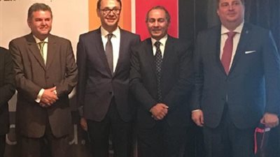 اشرف منصور  يهدى نسخة مترجمة من قانون الاستثمار للسفير الألمانى