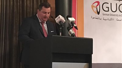 قطار الأمل يتحرك من الجامعة الألمانية.. مباحثات بين منصور وزاندر لزيادة الاستثمارات فى مصر