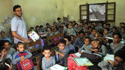 محافظ الإسكندرية لـ «تلاميذ المنتزه» باكيا:  «جميعنا مقصرون فى حقكم»