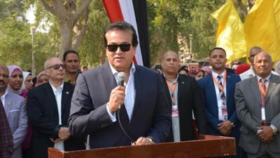 وزير التعليم العالى يشارك طلاب جامعة أسيوط تحية العلم فى أول أيام الدراسة