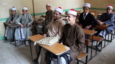 الآزهر يستبعد معلما أجبر تلميذا على النباح مثل الكلاب.. وإحالته الى التحقيق