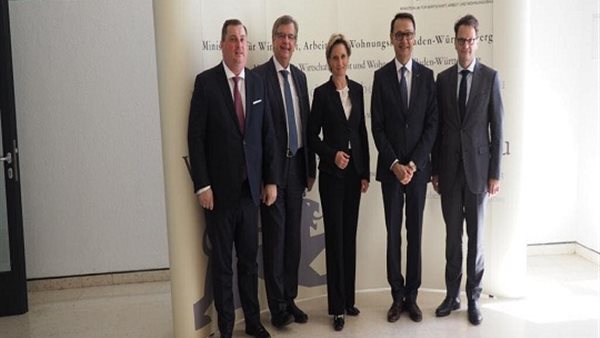 د اشرف منصور مع وزيرة