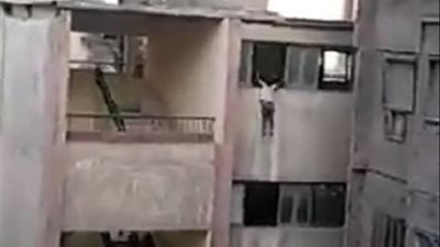 بالفيديو| إنقاذ تلميذ من الموت المحقق.. كان يتدلى من شرفة الدور الثالث بمدرسة بفيصل