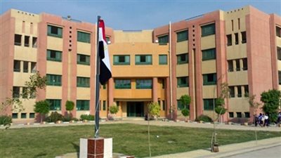 مدير مدرسة بالقليوبية يتخلى عن مكتبه ويحوله لفصل لخدمة طالب من ذوى الإعاقة.. ويؤكد: مستعد أجلس فى الحوش