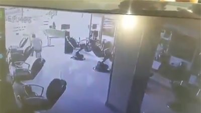 فيديو.. الموت يخطف لصا قبل فراره بمسروقات من محل فى القاهرة الجديدة 