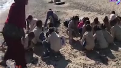 تحية الى هذه المعلمة.. اصطحبت تلاميذ لشرح درس قراءة على احد الشواطئ.. ونطالب الوزير بتكريمها