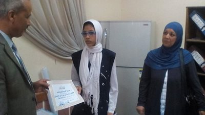 بعد عثورها على مبلغ مالى كبير مدير تعليم الاقصر يكرم الطالية ايه بهذه الكلمات 